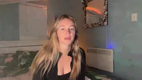 isabellesings online show from May 8, 2:39 am