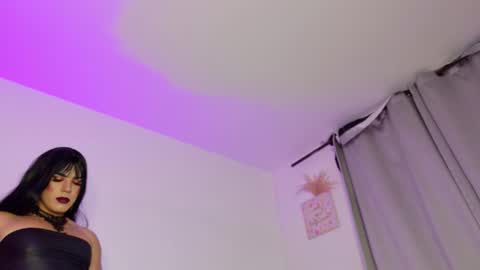 Isabella Hilton online show from October 27, 9:59 pm