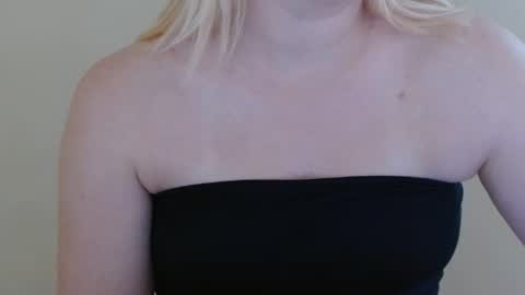 Isla online show from July 18, 11:23 am