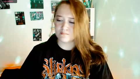 Snapshot of issis_demon chatting on February 24, 3:44 am Yiz online show from February 24, 3:44 am