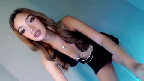 Snapshot of its_me_hedone chatting on February 18, 9:53 pm Pixie online show from February 18, 9:53 pm