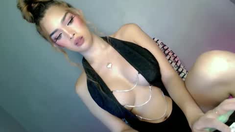 Snapshot of its_me_hedone chatting on February 25, 4:24 am Pixie online show from February 25, 4:24 am