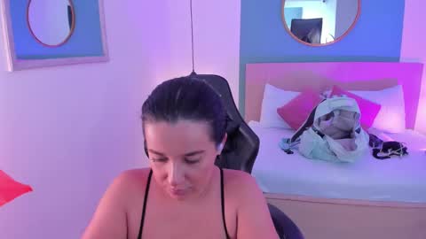 Snapshot of izaro_22 chatting on September 13, 2:58 am Iza online show from September 13, 2:58 am