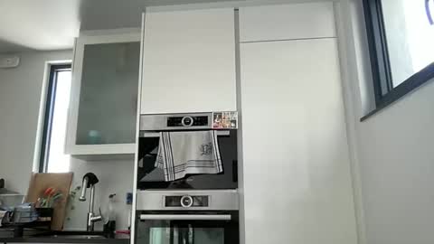 izylduur online show from April 8, 9:45 am