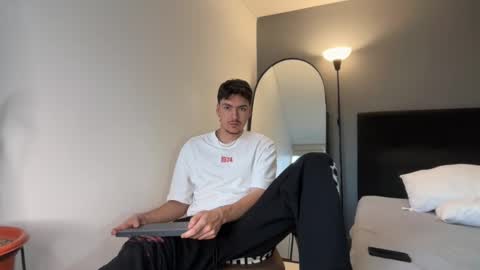 INDEPENDENT MODEL online show from March 20, 11:10 pm