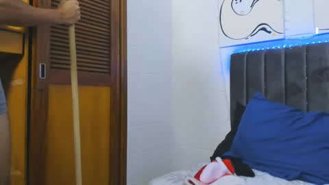 Hi guys im new 3 online show from March 4, 11:22 pm