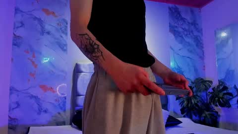 james_adamss_ online show from March 11, 12:52 pm