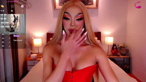 Snapshot of jenifers_body chatting on February 14, 7:54 pm Queen Jenifer online show from February 14, 7:54 pm