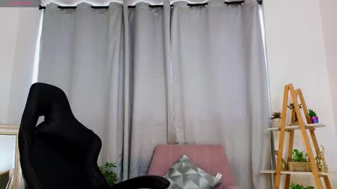 Snapshot of jessey_adams chatting on February 21, 3:10 pm bella adams online show from February 21, 3:10 pm