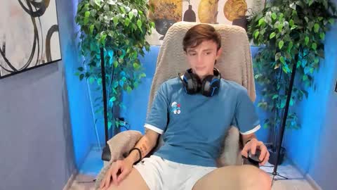 Snapshot of john_weasley chatting on October 17, 7:45 am John online show from October 17, 7:45 am