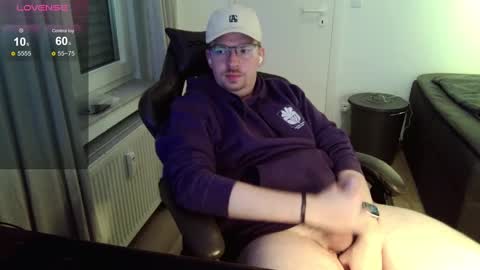 Snapshot of johndor22 chatting on December 17, 8:32 pm Jones online show from December 17, 8:32 pm