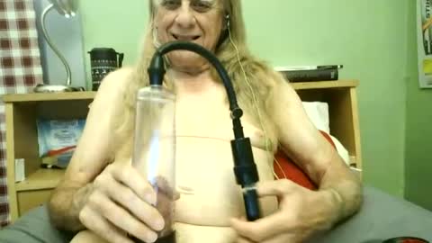 johnnieq1971 online show from June 22, 1:01 am