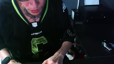 johnsonisaac94  online show from December 5, 9:00 am