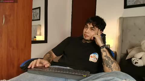 juan_alvarez18 online show from May 25, 5:13 am