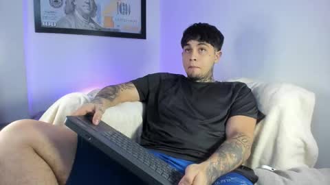 juan_alvarez18 online show from September 21, 3:21 am