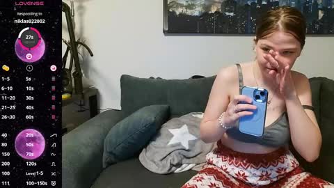 julia_official online show from March 3, 9:15 pm