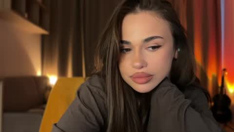 Julia R Le online show from May 19, 5:42 pm