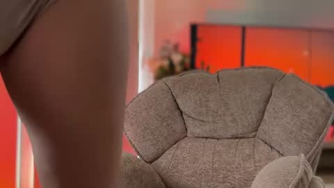 Julia R Le online show from July 29, 3:45 pm