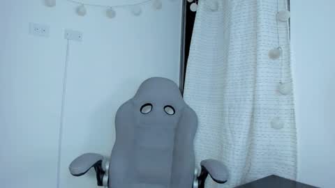 julia_strauns online show from March 12, 5:35 am