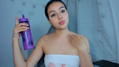 julia_strauns online show from January 27, 5:47 am