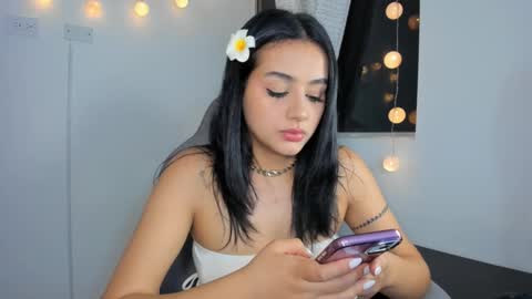 julia_strauns online show from December 3, 5:48 am