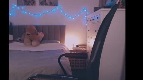 julialiones online show from February 25, 6:01 pm