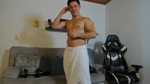 julian_wallace online show from October 20, 6:02 pm