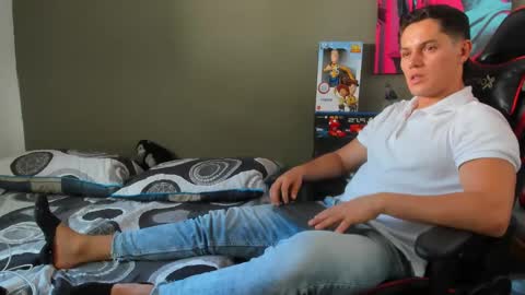 julian_wallace1 online show from May 22, 8:37 pm