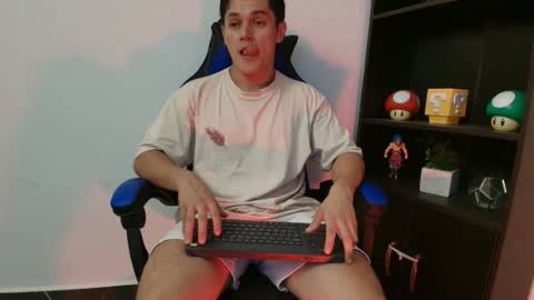 julian_wallace1 online show from July 24, 11:24 pm