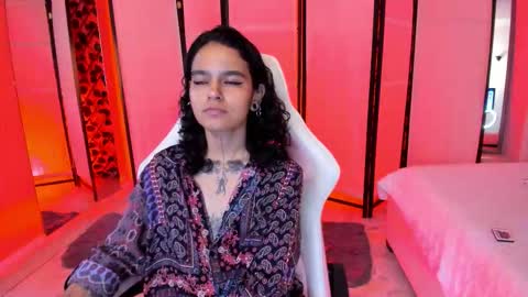 julianne_7 online show from February 7, 11:52 pm