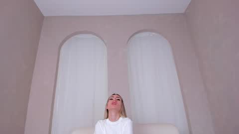 Julia Sprouse  online show from May 21, 12:33 pm