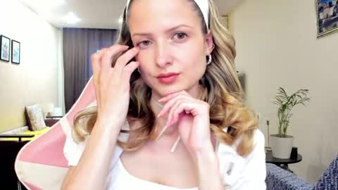Julie online show from June 14, 2:30 pm