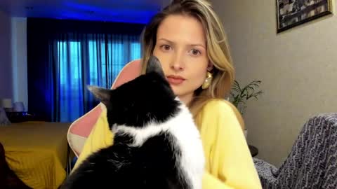 Julie online show from May 31, 1:54 pm