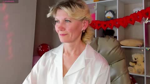 Julie Lucasss online show from February 14, 9:12 am