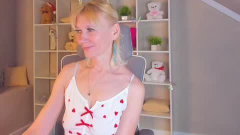 Julie Lucasss online show from April 15, 12:58 am
