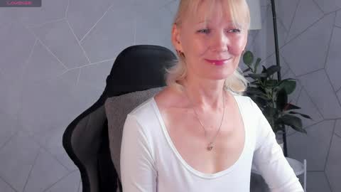 Julie Lucasss online show from May 8, 1:00 am