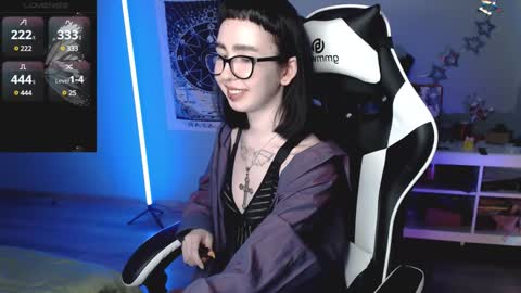 Snapshot of julscinamon chatting on December 7, 4:53 pm Baroness Von Cringe online show from December 7, 4:53 pm