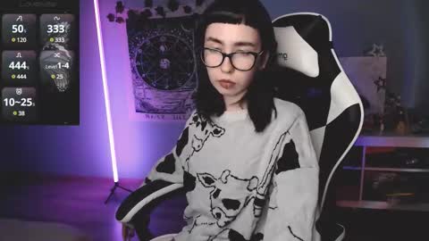 Snapshot of julscinamon chatting on March 5, 4:24 pm Baroness Von Cringe online show from March 5, 4:24 pm