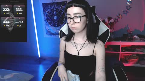 Snapshot of julscinamon chatting on January 13, 7:20 pm Baroness Von Cringe online show from January 13, 7:20 pm