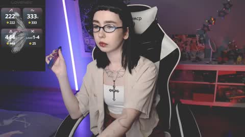 Snapshot of julscinamon chatting on February 6, 5:51 pm Baroness Von Cringe online show from February 6, 5:51 pm