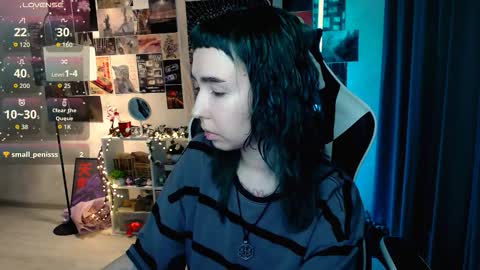 Snapshot of julscinamon chatting on October 6, 4:36 pm Baroness Von Cringe online show from October 6, 4:36 pm