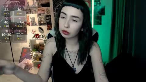 Snapshot of julscinamon chatting on September 22, 5:50 pm Baroness Von Cringe online show from September 22, 5:50 pm