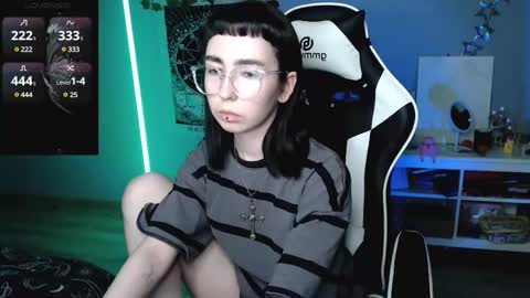 Snapshot of julscinamon chatting on February 22, 7:47 pm Baroness Von Cringe online show from February 22, 7:47 pm