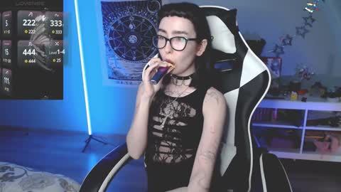 Snapshot of julscinamon chatting on December 14, 6:41 pm Baroness Von Cringe online show from December 14, 6:41 pm