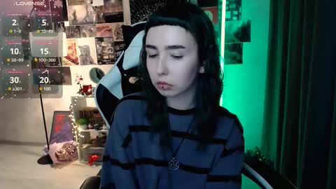 Snapshot of julscinamon chatting on October 8, 5:52 pm Baroness Von Cringe online show from October 8, 5:52 pm