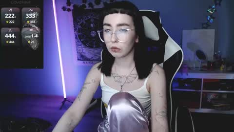 Snapshot of julscinamon chatting on February 27, 4:53 pm Baroness Von Cringe online show from February 27, 4:53 pm