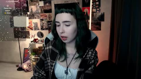 Snapshot of julscinamon chatting on October 15, 3:35 pm Baroness Von Cringe online show from October 15, 3:35 pm