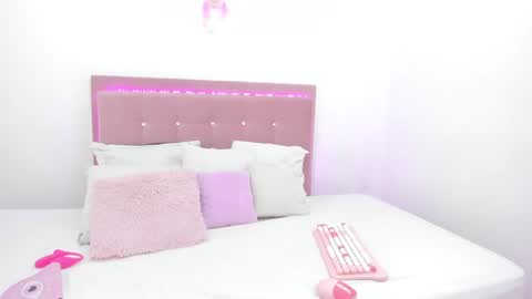 Snapshot of just_isa chatting on March 6, 12:54 am  Isa y Luci  online show from March 6, 12:54 am