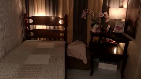 justine_hunk online show from May 31, 7:51 am