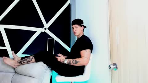 justinfuller_31 online show from October 18, 7:18 pm